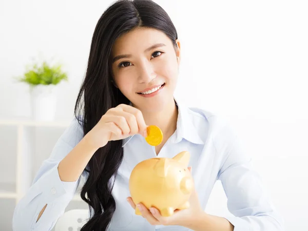 Jovem mulher de negócios com piggybank — Fotografia de Stock