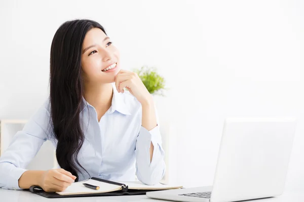 Donna d'affari che pensa mentre lavora al computer — Foto Stock