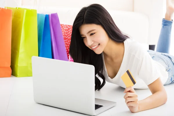 Mujer joven de compras con tarjeta de crédito y portátil — Foto de Stock