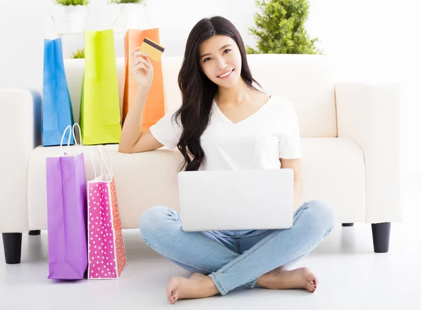 Giovane donna shopping con carta di credito e laptop — Foto Stock