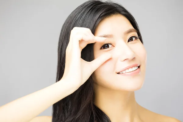 Primer plano de la joven sonriente ojos de mujer con gesto — Foto de Stock