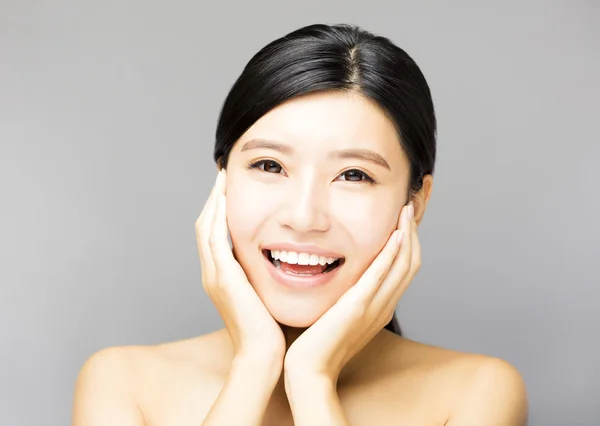 Primer plano sonriente cara de mujer joven con la piel limpia —  Fotos de Stock