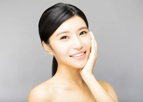 Close up rosto jovem mulher com pele fresca limpa — Fotografia de Stock