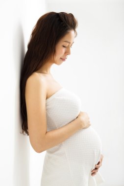 Genç gülümseyen hamile kadın portresi