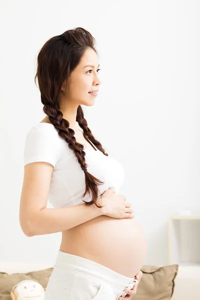 Portrait de la jeune femme enceinte souriante — Photo