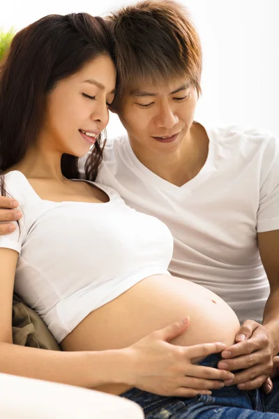 Feliz mãe grávida e pai estão esperando um bebê — Fotografia de Stock