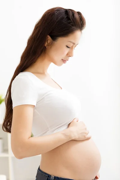 Portrait de la jeune femme enceinte souriante — Photo