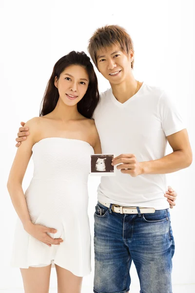 Ευτυχισμένος έγκυος και σύζυγό της προβολή την υπερηχογραφική εικόνα — Φωτογραφία Αρχείου