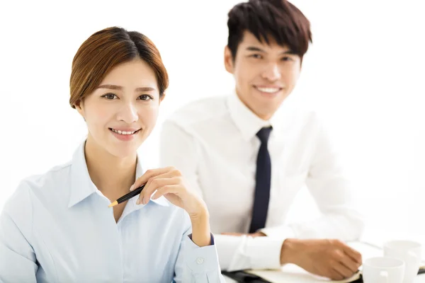 Uśmiechnięty mężczyzna młody biznes i kobieta w biurze — Zdjęcie stockowe