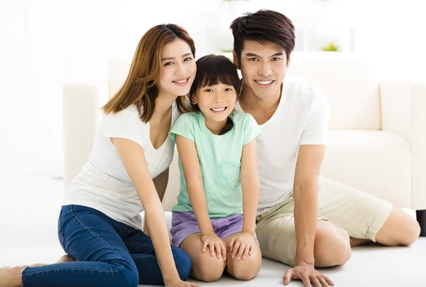 Lycklig attraktiv ung familj och liten flicka — Stockfoto