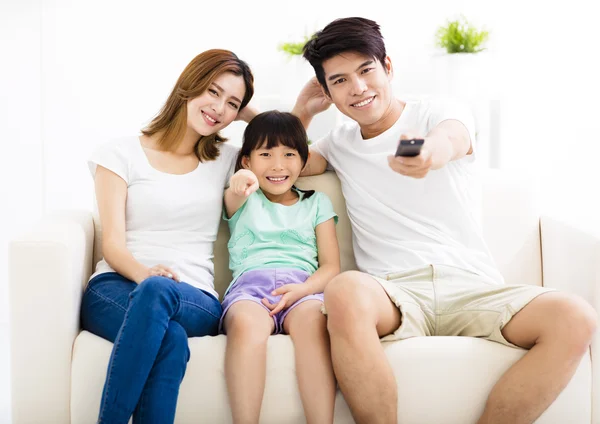 Gelukkige aantrekkelijke jonge familie het tv kijken — Stockfoto