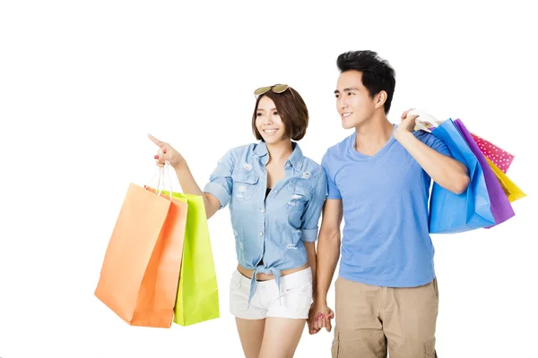 Gelukkige jonge paar met shopping tassen — Stockfoto