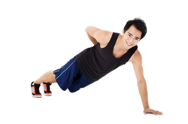 年轻英俊的男人，做俯卧撑锻炼 — 图库照片