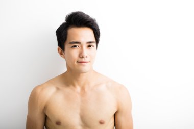 Yakışıklı bir gencin yakın portresi.