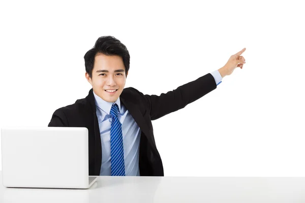 Joven hombre de negocios apuntando al espacio de copia — Foto de Stock