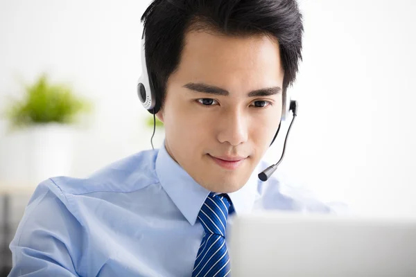 Jungunternehmer mit Headset im Büro — Stockfoto