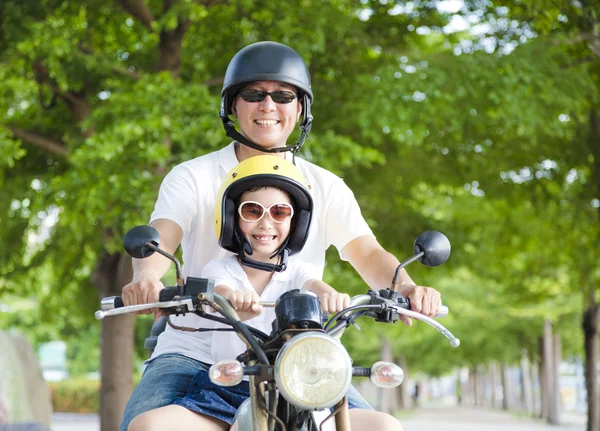 Happy Father and daughter traveling on motorcycle — Stock Photo, Image