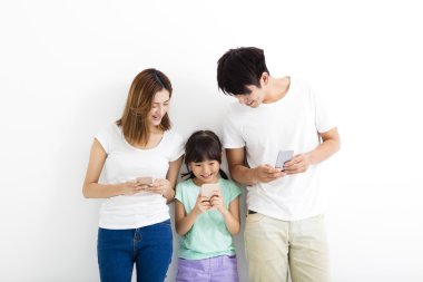 Akıllı telefonlar birlikte ayakta iken kullanarak aile