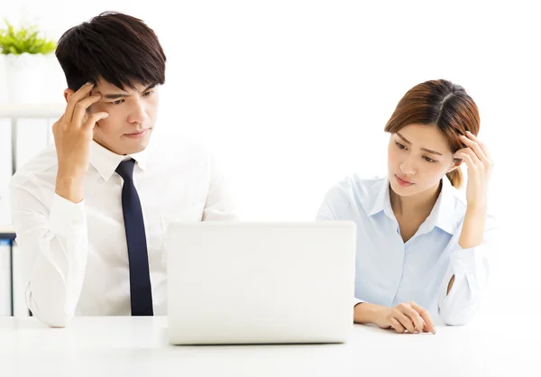 Bisnis pria dan wanita memecahkan masalah di kantor — Stok Foto