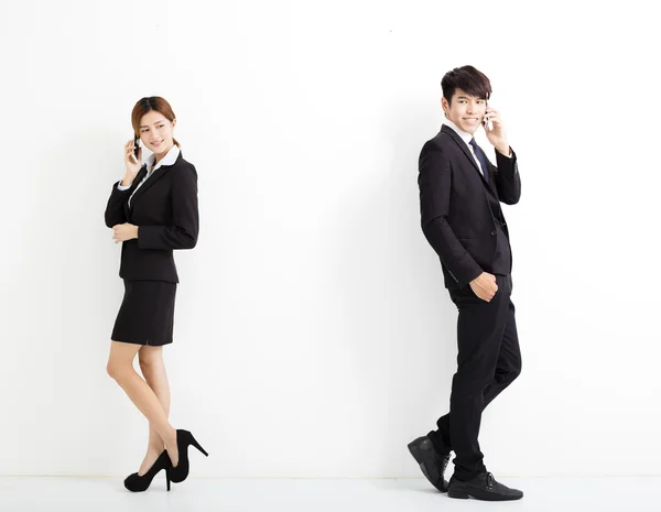 Unga företag man och kvinna prata i telefon — Stockfoto