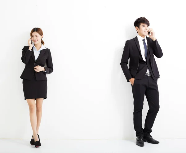 Unga företag man och kvinna prata i telefon — Stockfoto