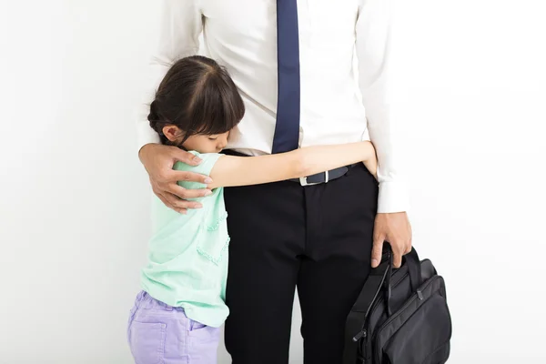 Far tröstande sin gråtande dotter innan du går till jobbet — Stockfoto