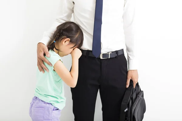 Vater tröstet weinende Tochter, bevor sie zur Arbeit geht — Stockfoto