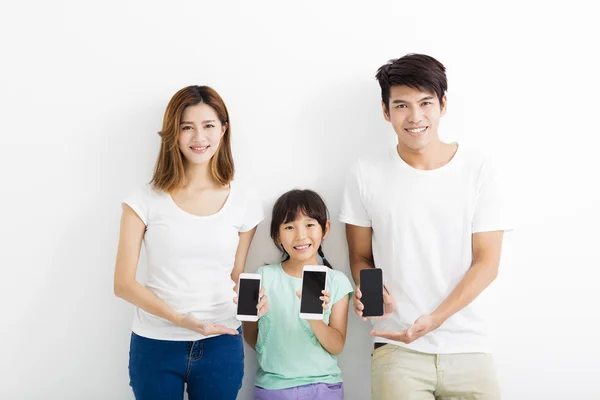Rodina pomocí chytré telefony zároveň stáli — Stock fotografie