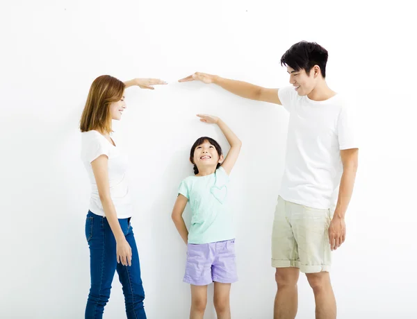 Feliz padre mide el crecimiento de la hija — Foto de Stock