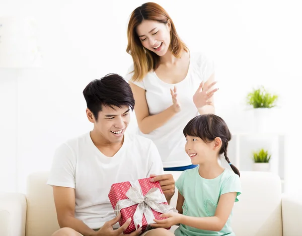 Gelukkig vader geschenkdoos ontvangen met vrouw en dochter — Stockfoto