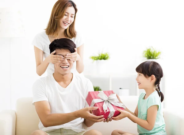 Verrast vader geschenkdoos ontvangen met vrouw en dochter — Stockfoto