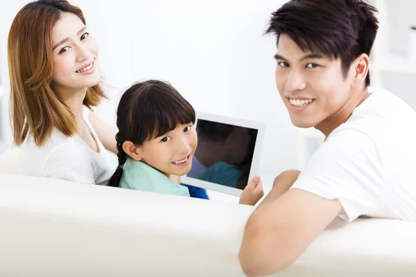 Heureux famille et fille regarder tablette sur canapé — Photo