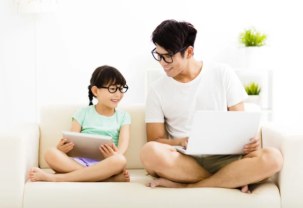 Ayah dan anak yang bahagia menggunakan laptop di sofa — Stok Foto