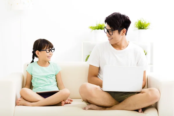 Heureux père et fille en utilisant ordinateur portable sur canapé — Photo