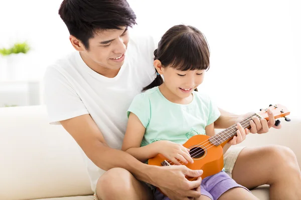 Happy Father Teaching daughter To Play ukulele — Stock Photo, Image