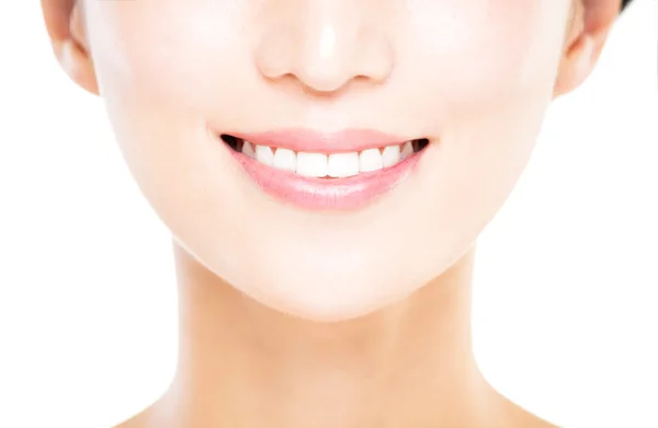 Mujer joven sonriente con grandes dientes blancos sanos — Foto de Stock