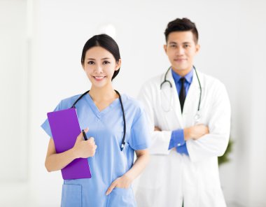 Hastanede çalışan gülümseyen tıp doktorları