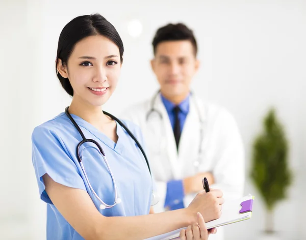 Sourire Médecins travaillant à l'hôpital — Photo