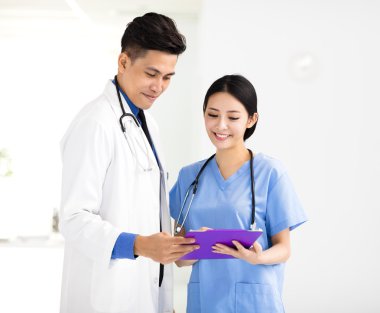 ofiste çalışan gülümseyen tıp doktorları