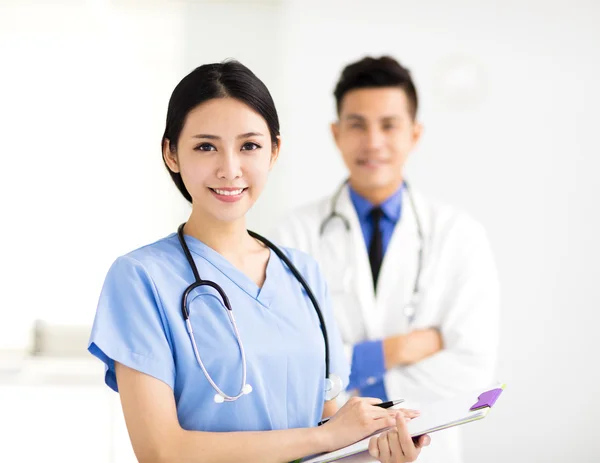 Usmívající se lékaři pracující v nemocnici — Stock fotografie