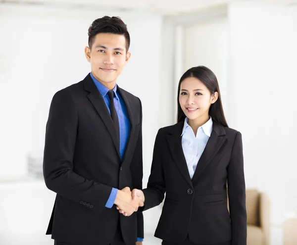 Femme d'affaires et homme poignée de main dans le bureau — Photo