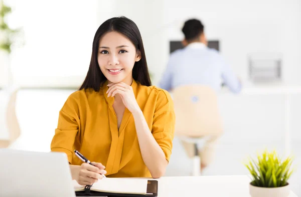 Young beautiful business woman  working in office — Stock Photo, Image