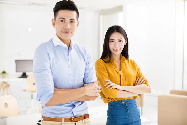 Jonge zakenman en -vrouw in office — Stockfoto