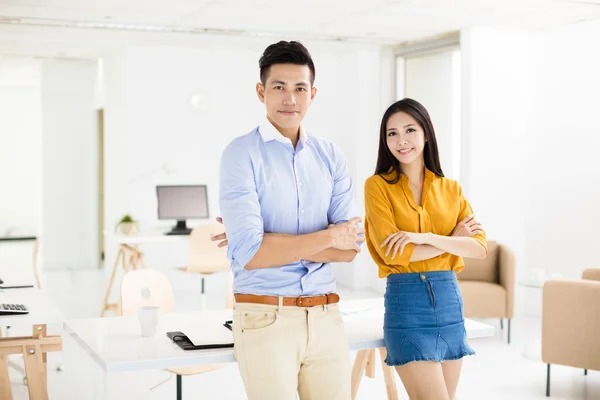 Obchodní mladý muž a žena stojící v úřadu — Stock fotografie