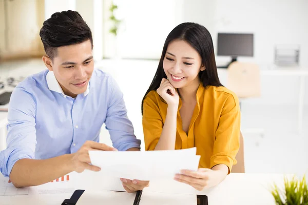Young business man and woman working in office — Stock Photo, Image