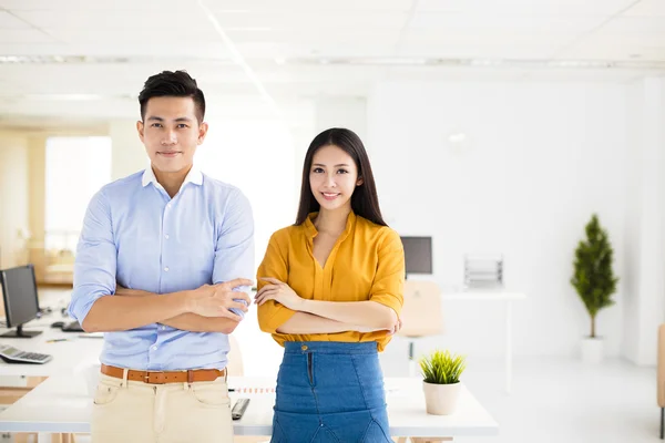 Молодий бізнесмен і жінка, що стоїть в офісі — стокове фото