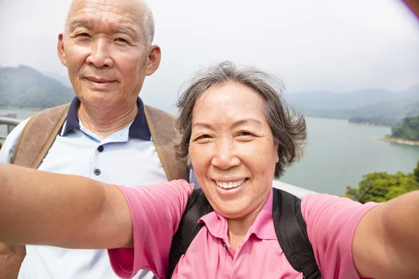 Heureux couple de personnes âgées prenant des photos avec téléphone intelligent selfie — Photo