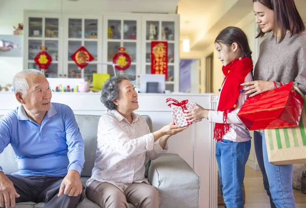 Маленька Дівчинка Дарує Подарунок Бабусі Дідусеві Китайського Нового Року — стокове фото