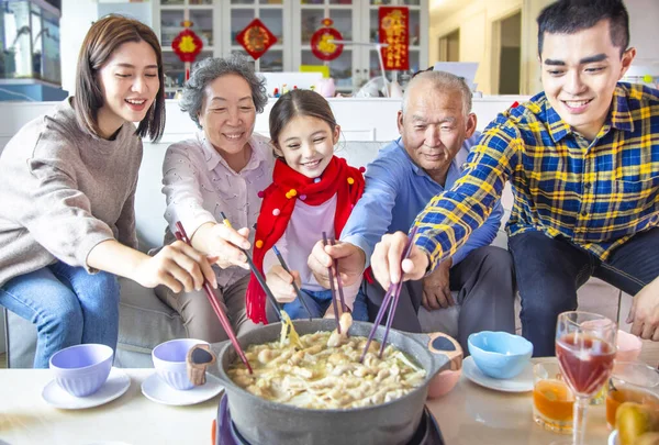 Lycklig Asiatisk Familj Att Äta Middag Och Fira Kinesisk Nytt — Stockfoto