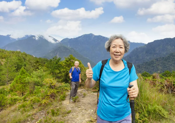 Pasangan Senior Yang Bahagia Sedang Mendaki Gunung Dan Menunjukkan Jempol — Stok Foto